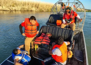 Rescatan a familia de hondureños del Río agreste, entre ellos una mujer embarazada