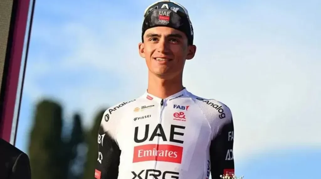 isaac del Toro acaba con la Maglia Blanca