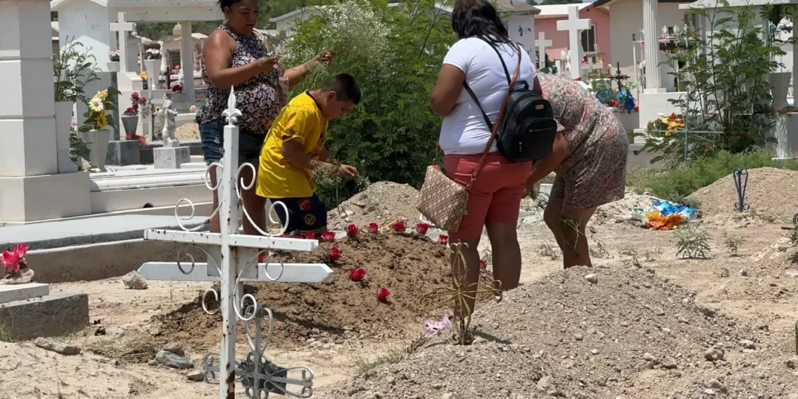 Entre lápidas y tumbas familias monclovenses recordaron a los padres que partieron