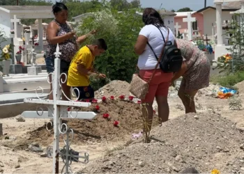 Entre lápidas y tumbas familias monclovenses recordaron a los padres que partieron