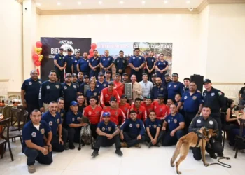 Reciben con gran  orgullo al grupo acuático y Fundación 911 en Acuña