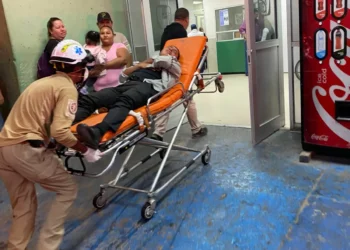 Se intoxica agente de la GN con materiales peligrosos en una volcadura