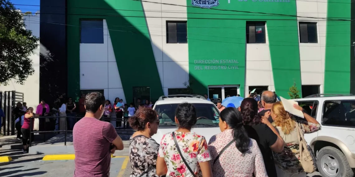 Larga fila por la nueva CURP Biométrica en Saltillo