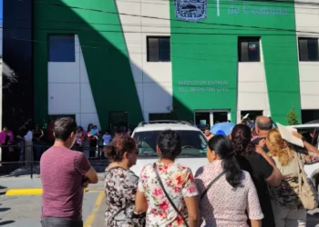 Larga fila por la nueva CURP Biométrica en Saltillo