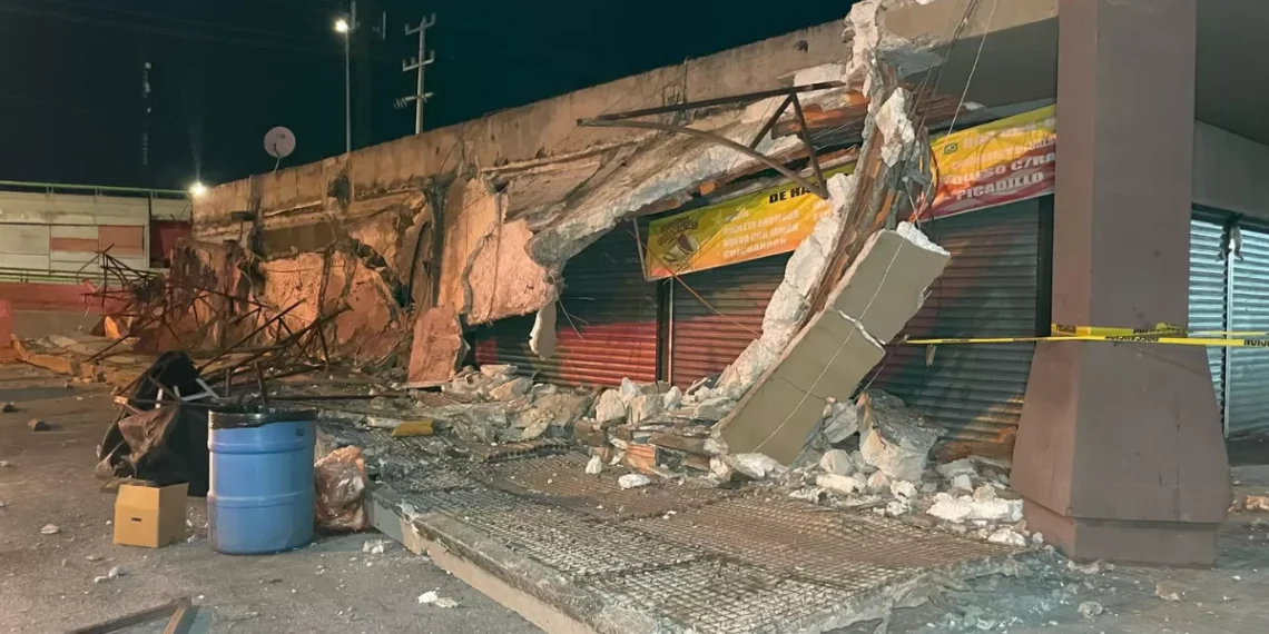 Colapsa techo en plaza comercial de Saltillo