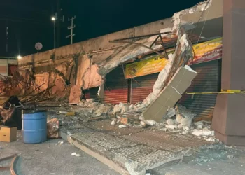 Colapsa techo en plaza comercial de Saltillo
