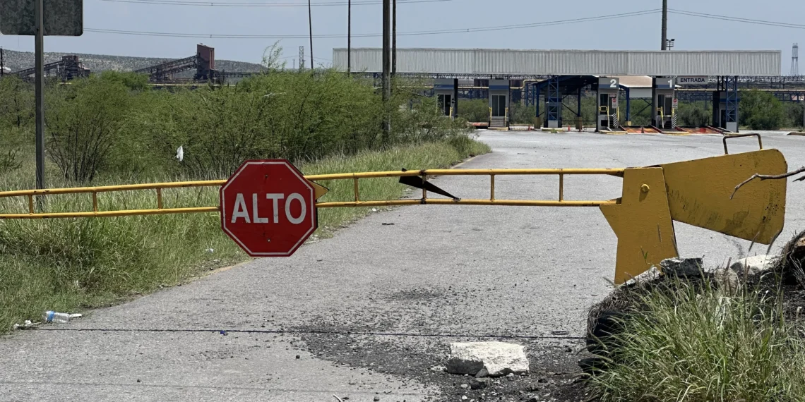 Obreros refuerzan vigilancia en AHMSA para impedir retiro de maquinaria