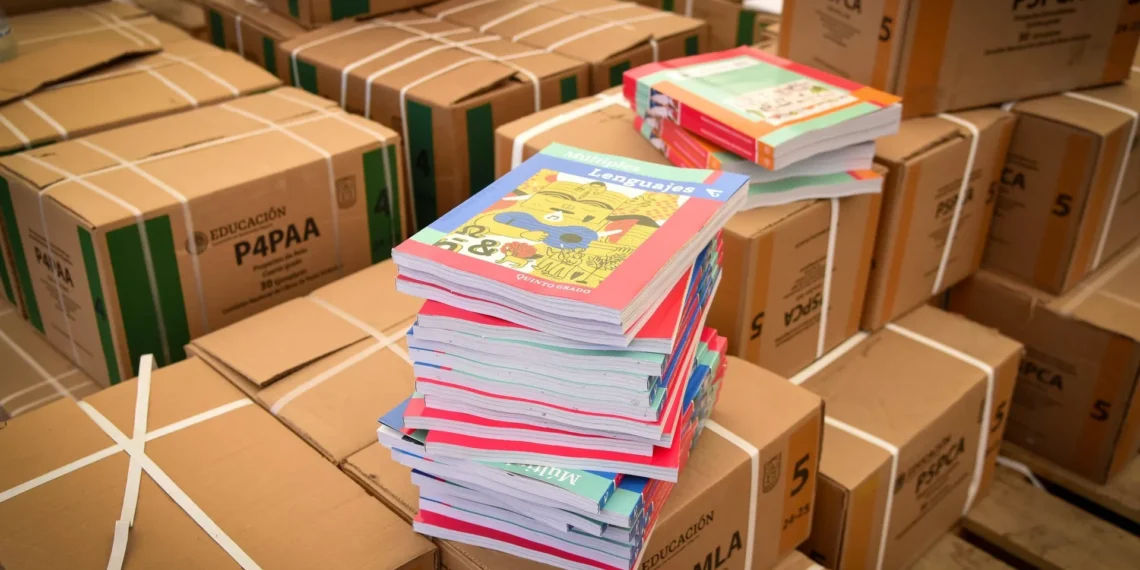 Entregarán libros y uniformes en septiembre