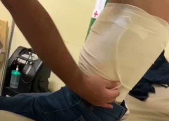 Denuncian a policías por golpear a hombre de 72 años