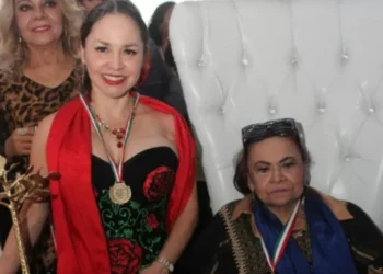 Edith Encalada y Nura Francis reciben la medalla honorífica Lupita Ramos