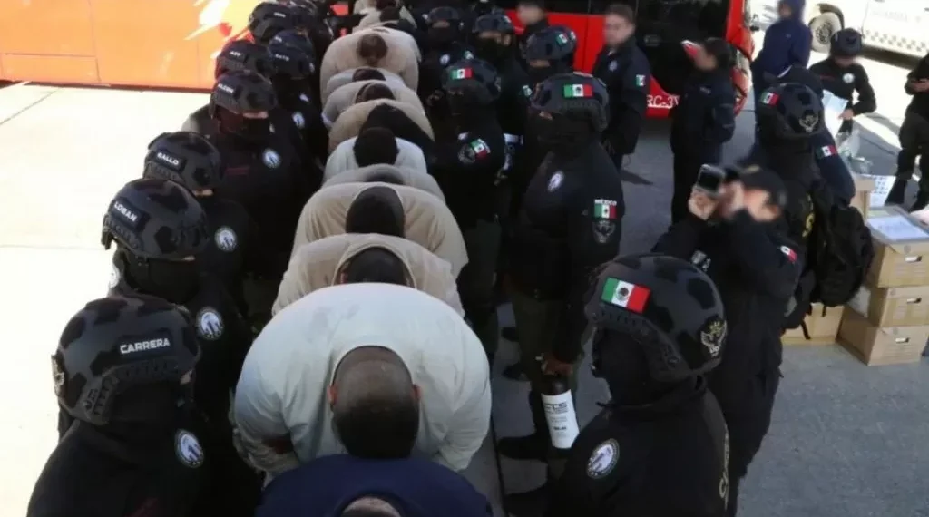 Mudan a 60 presos a centros federales