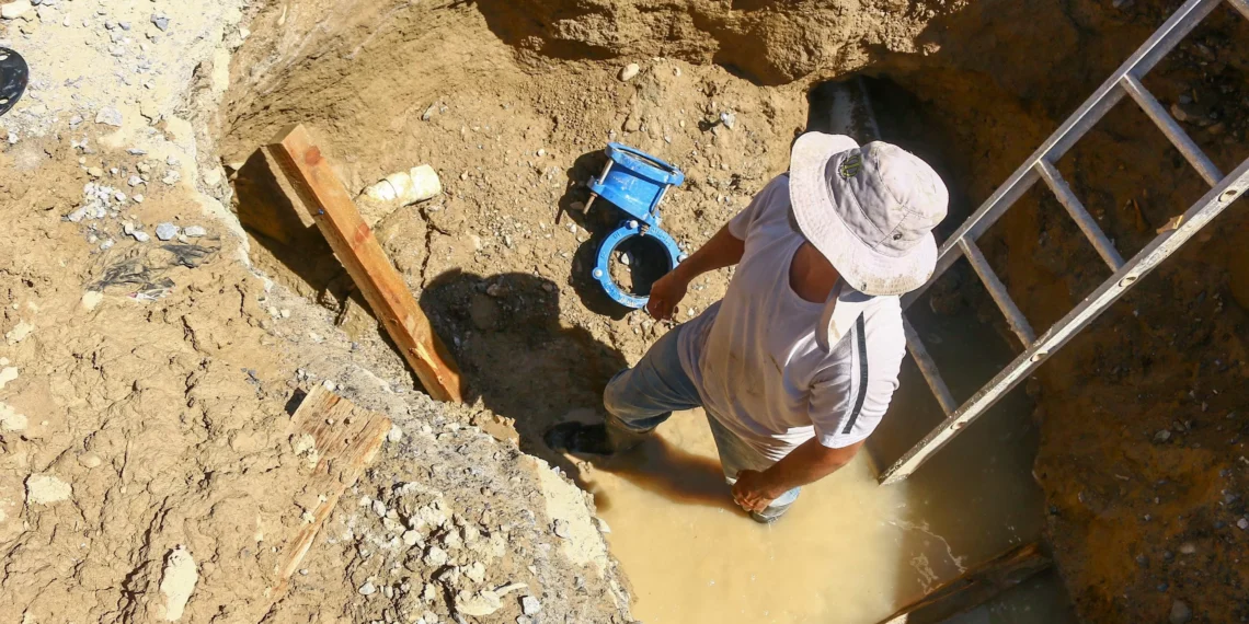 Reparan tubería de agua en Villa Sol de Ramos Arizpe