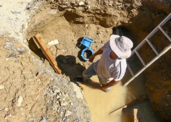 Reparan tubería de agua en Villa Sol de Ramos Arizpe