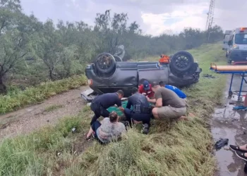 Choque-volcadura en carretera federal 57 deja un lesionado