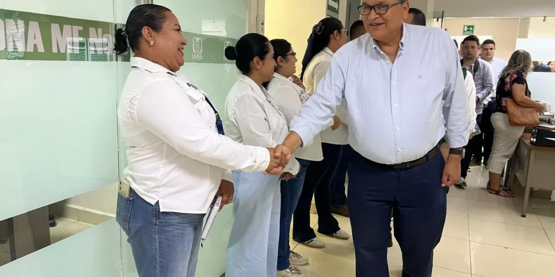 Supervisa Javier Guerrero avances en reparación del IMSS de Monclova