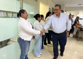 Supervisa Javier Guerrero avances en reparación del IMSS de Monclova