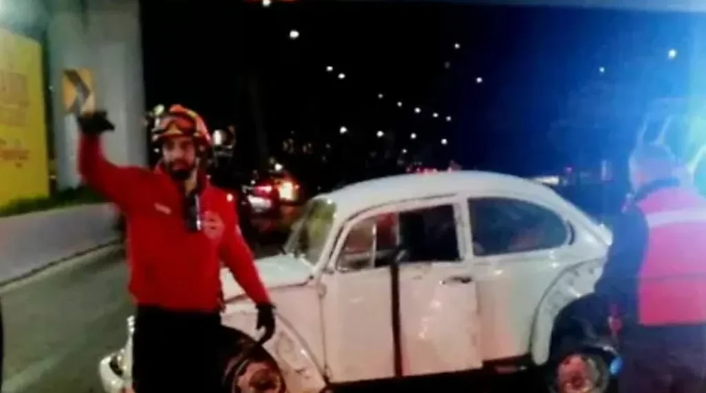 Mujer al volante sale proyectada