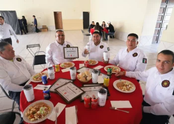 Honran y reconocen heroísmo de Bomberos en Arteaga