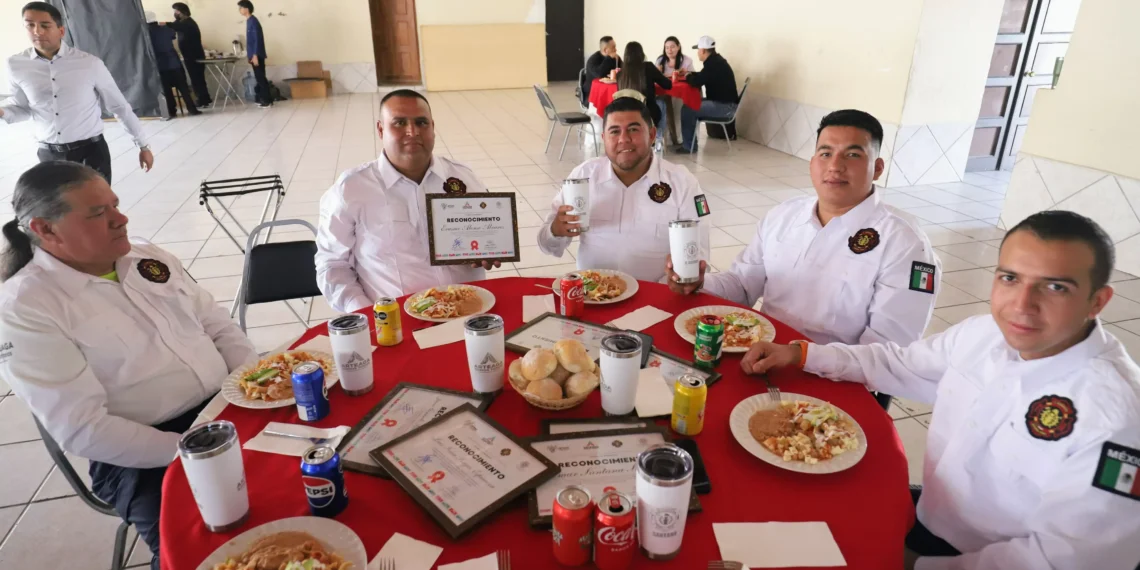 Honran y reconocen heroísmo de Bomberos en Arteaga