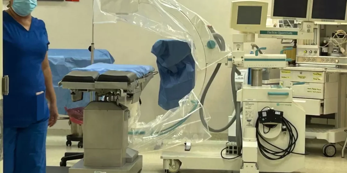 altura Roja Monclova incorpora equipo Arco en C para cirugías con imágenes en tiempo real