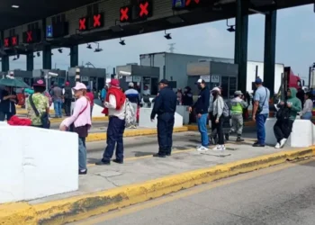 Vecinos de Tultitlán toman caseta en denuesto por desvíos millonarios y cambios arbitrarios