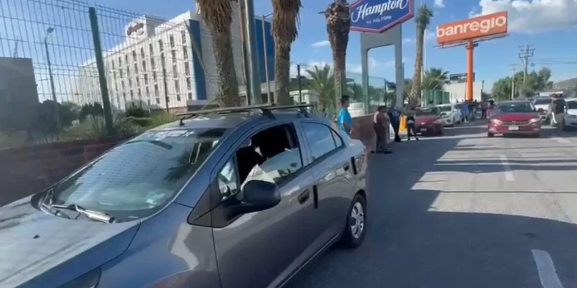 Cierran manifestantes Hotel Hampton by Hilton tras intoxicación masiva y crimen de empleado