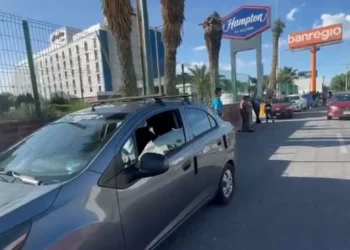 Cierran manifestantes Hotel Hampton by Hilton tras intoxicación masiva y crimen de empleado