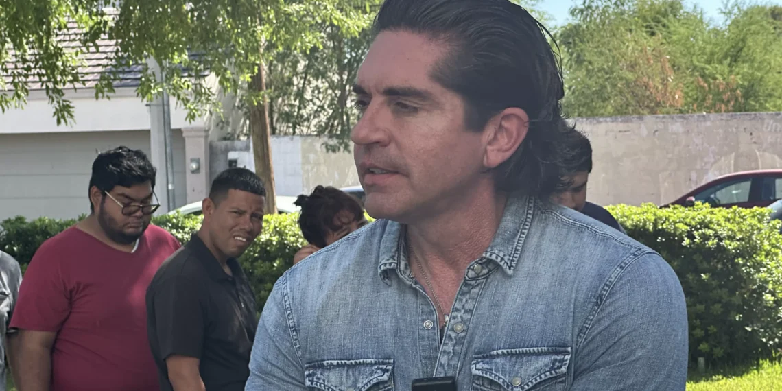 Lleva Luis Fernando Salazar feria de empleo a obreros de AHMSA