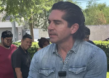 Lleva Luis Fernando Salazar feria de empleo a obreros de AHMSA