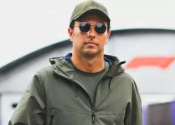 ¡Checo firmó con Cadillac!