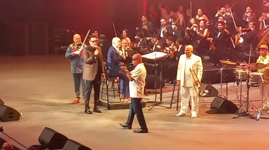 En el cielo y en la tierra brillan siempre estrellas de Fania