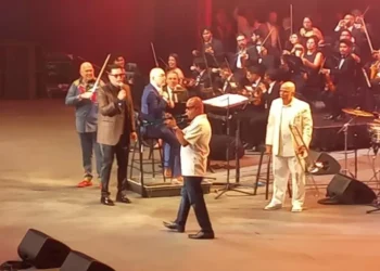 En el cielo y en la tierra brillan siempre estrellas de Fania