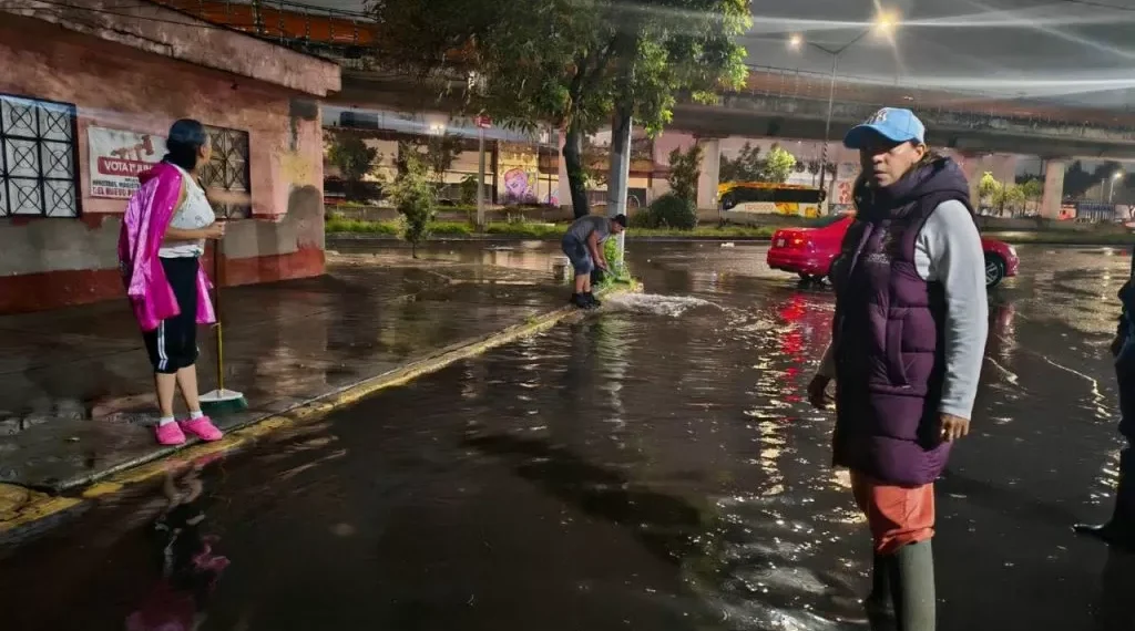 Atiende Evelyn Parra a personas afectadas por lluvias