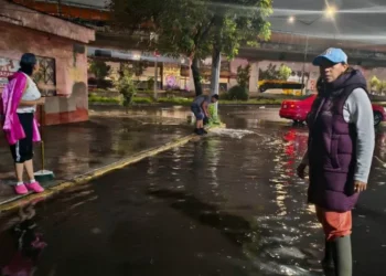 Atiende Evelyn Parra a personas afectadas por lluvias