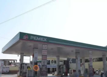 Crisis de gasolina se extiende a 10 estados: estaciones cerradas y largas filas