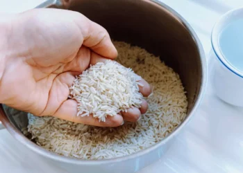 ¿Qué ocurre si no lavamos el arroz antes de cocinarlo?