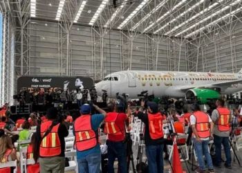 Dedican a Juan Gabriel por segunda ocasión un avión en Monterrey