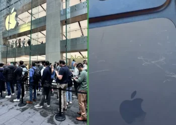 Compradores del iPhone 17 denuncian que el teléfono se guión de la nada