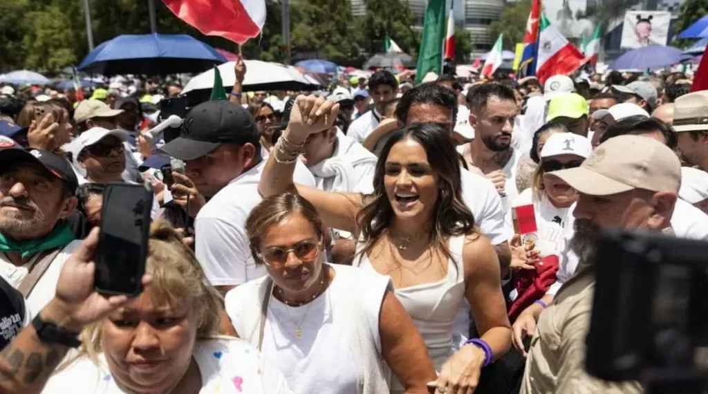 despedida de “La Resistencia” en CDMX, entre gritos, simbología y denuncias de acarreo y alcohol