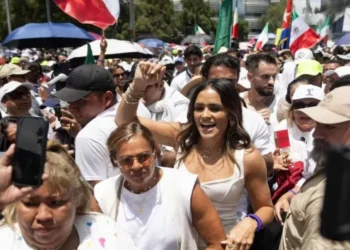 despedida de “La Resistencia” en CDMX, entre gritos, simbología y denuncias de acarreo y alcohol