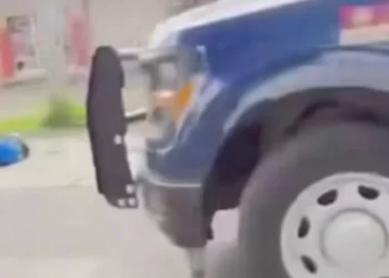 Embiste camión de pasajeros a varón