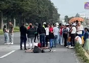 Balacera en bloqueo por ciclista atropellado en la carretera Toluca – Palmillas