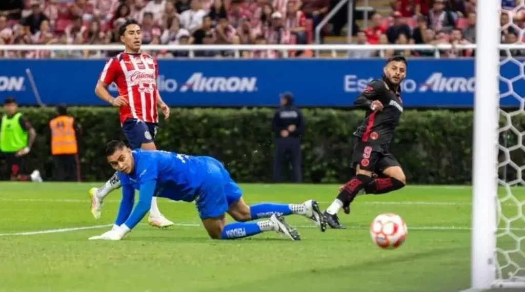Alexis Vega lidera goleada de Toluca y hunde más a Chivas