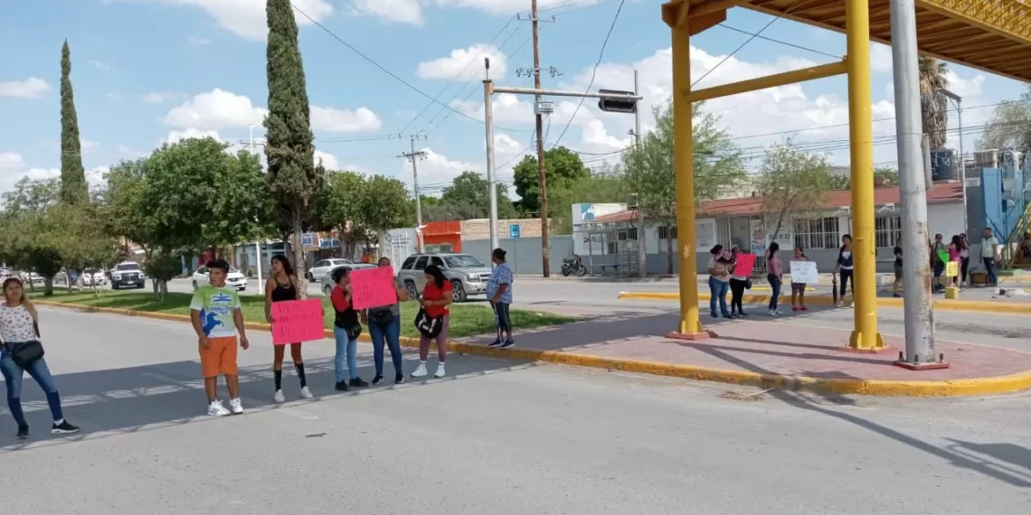 Bloquean carrera Miguel Alemán por conflicto en primaria ‘Justo Sierra’ de Lerdo