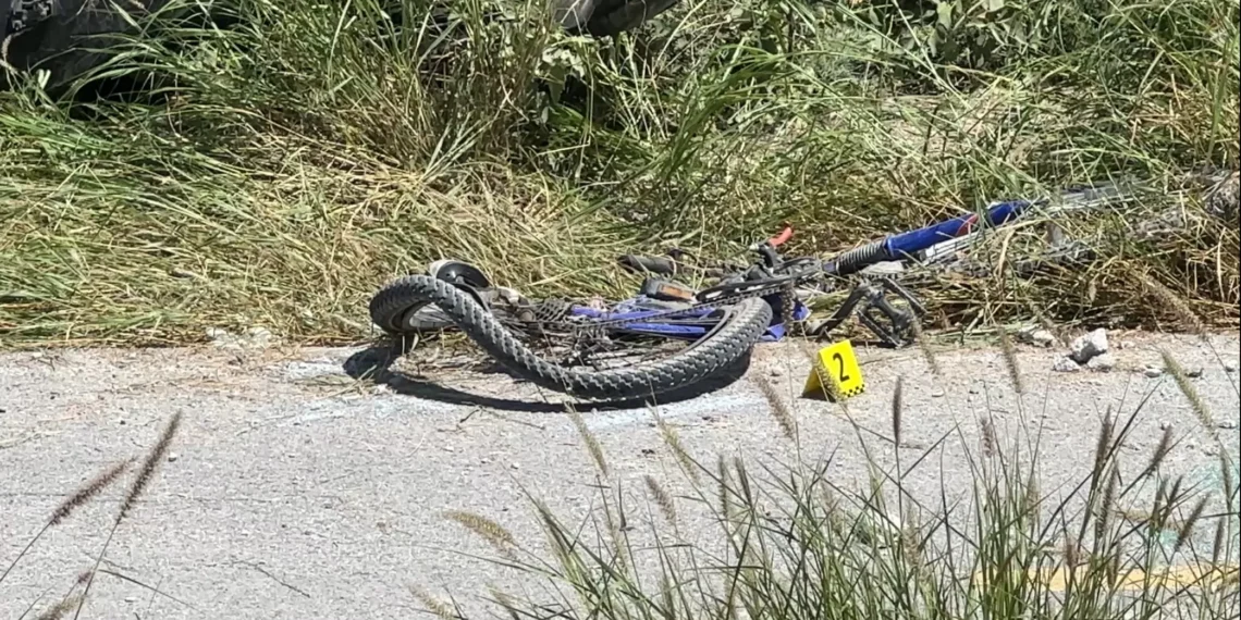 Auto vuelca y cae sobre ciclista quitándole la vida