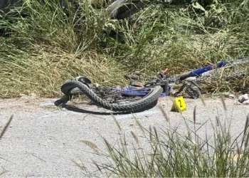 Auto vuelca y cae sobre ciclista quitándole la vida
