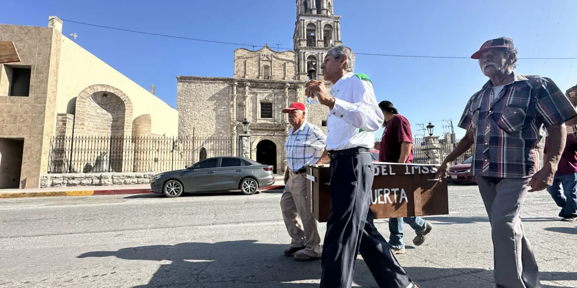 Ex obreros de AHMSA, jubilados y mineros protestan en Monclova