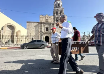 Ex obreros de AHMSA, jubilados y mineros protestan en Monclova