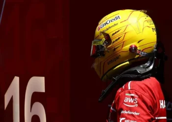 Hamilton responde irónicamente a las insistentes quejas de Alonso por la campo de acción