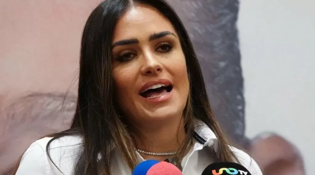 Exhiben a políticos por ejercer censura